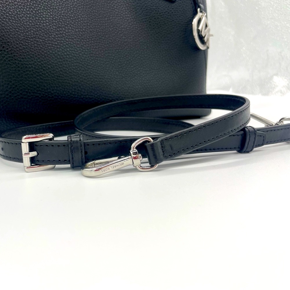 🎉🎉🎉SOLD🎉🎉🎉Black & Silver Michael Kors Purse - Picture 3 of 10